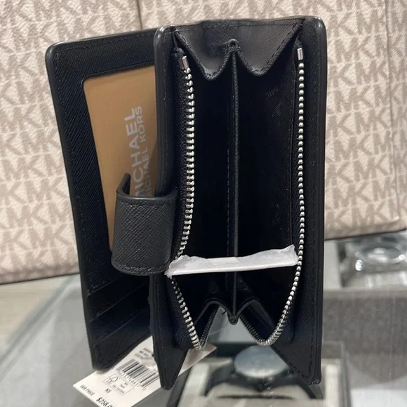 MICHAEL KORS
Medium Crossgrain Leather Wallet
Black
NWT - Picture 4 of 16